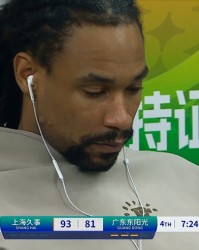 开云体育网站-已打完广东最后一场？球队落后，玩手机漠不关心，解说员：不应该