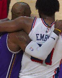 pulse-kaiyun.com-胜负已定之时 詹姆斯拥抱恩比德 两人有说有笑