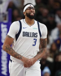 开云体育-不太妙啊！记者：浓眉左手受伤 在球员通道痛苦地弯下了腰